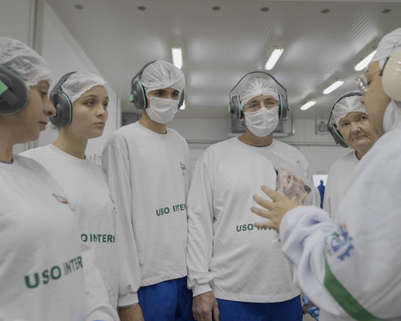 Produtores Destaque 2024 visitam as unidades da Friella
