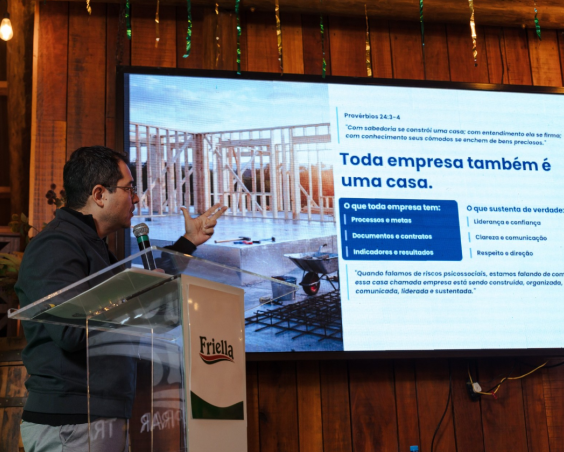 Liderar o presente. Construir o futuro.