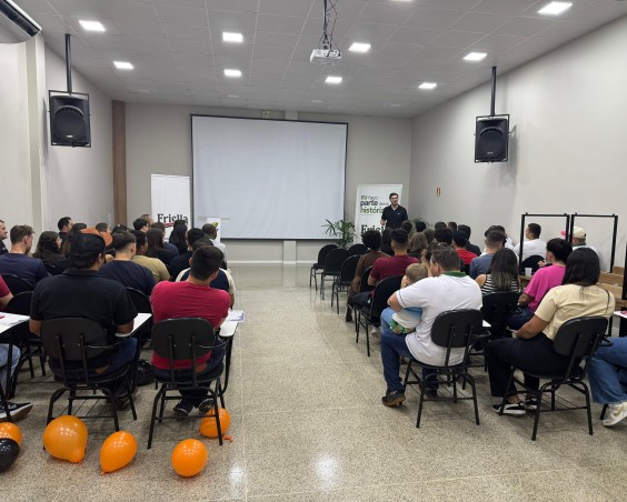 Friella realiza encerramento do treinamento de monitores c