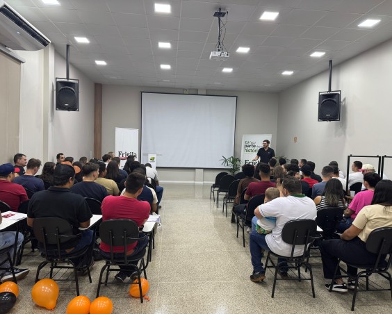 Friella realiza encerramento do treinamento de monitores c