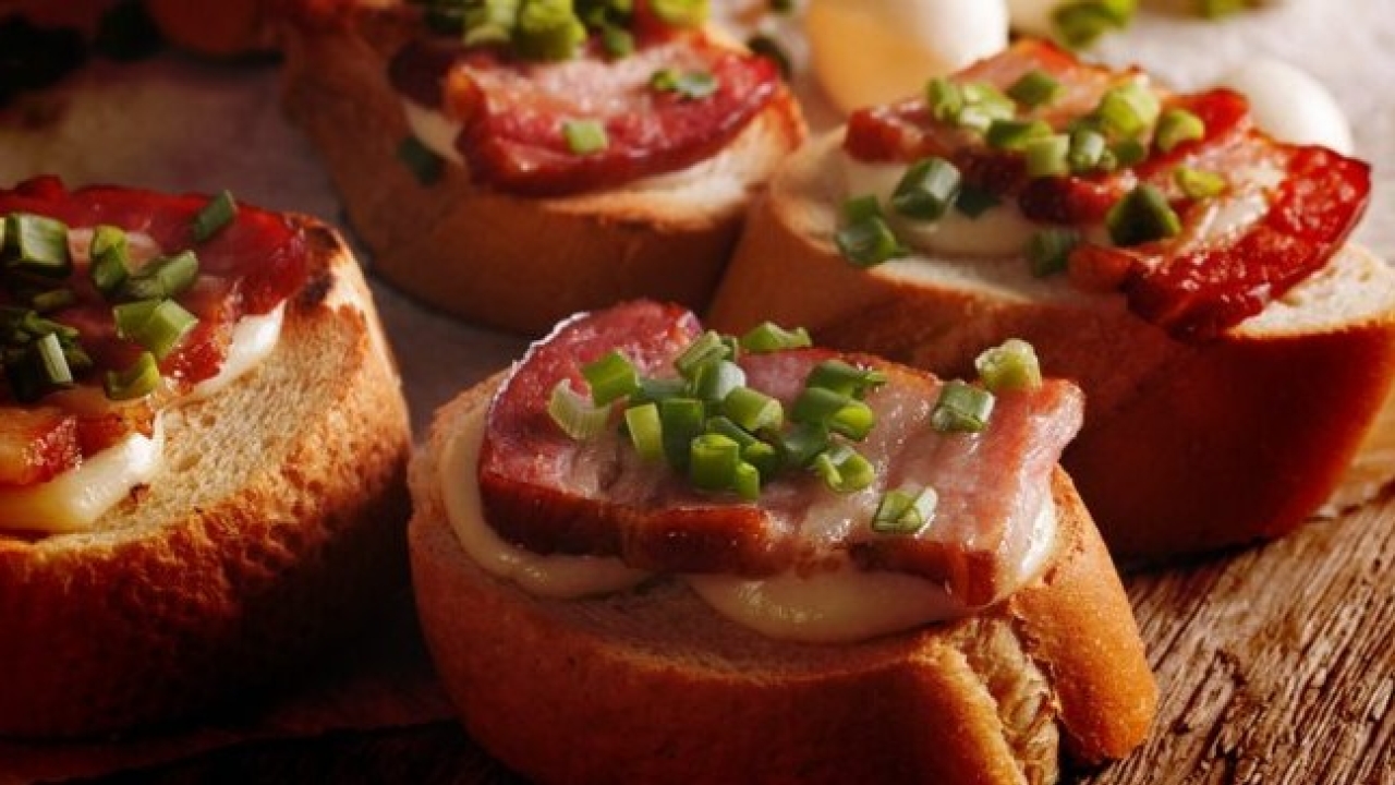 Bruschetta de Bacon e queijo