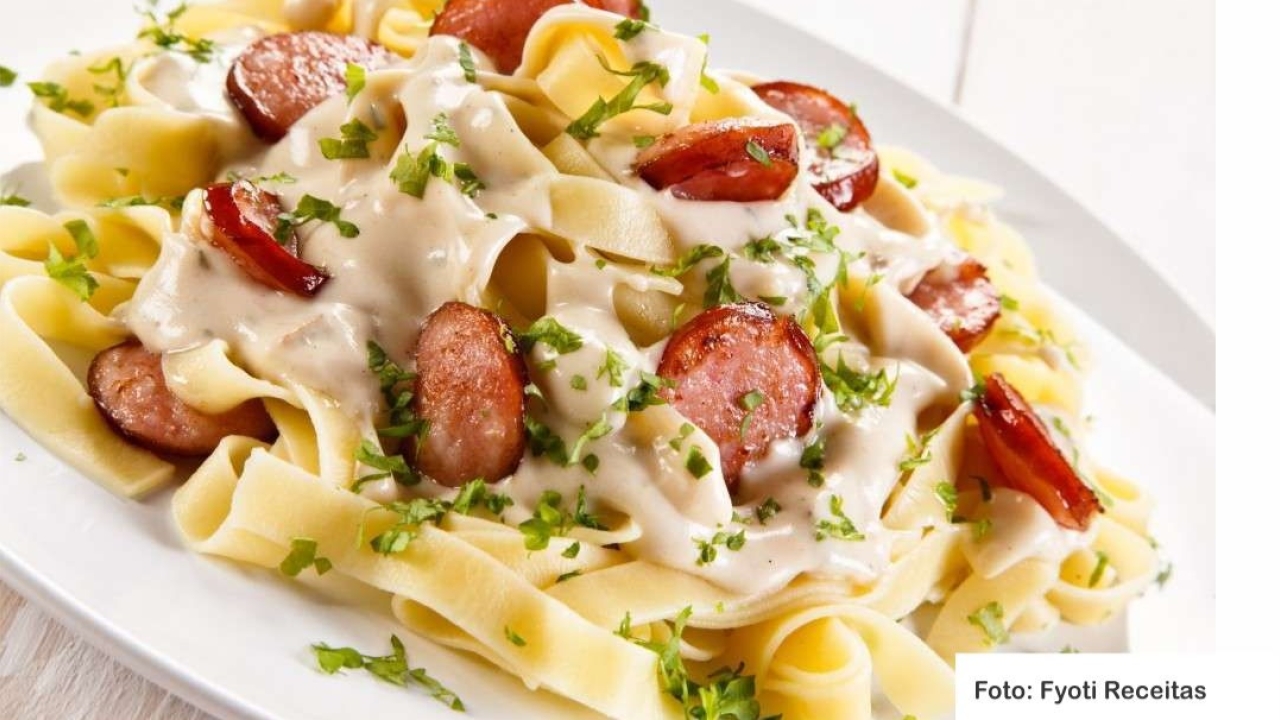 Macarronada com molho branco e calabresa